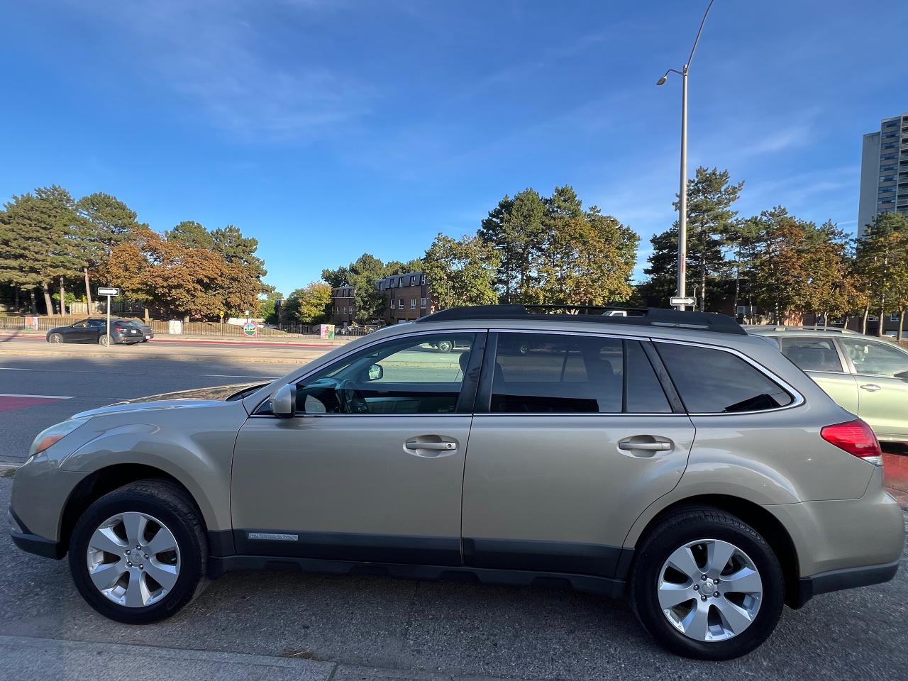 2010 Subaru Outback EXTRA CLEAN-SUNROOF-HEATED SEATS & MORE Photo3