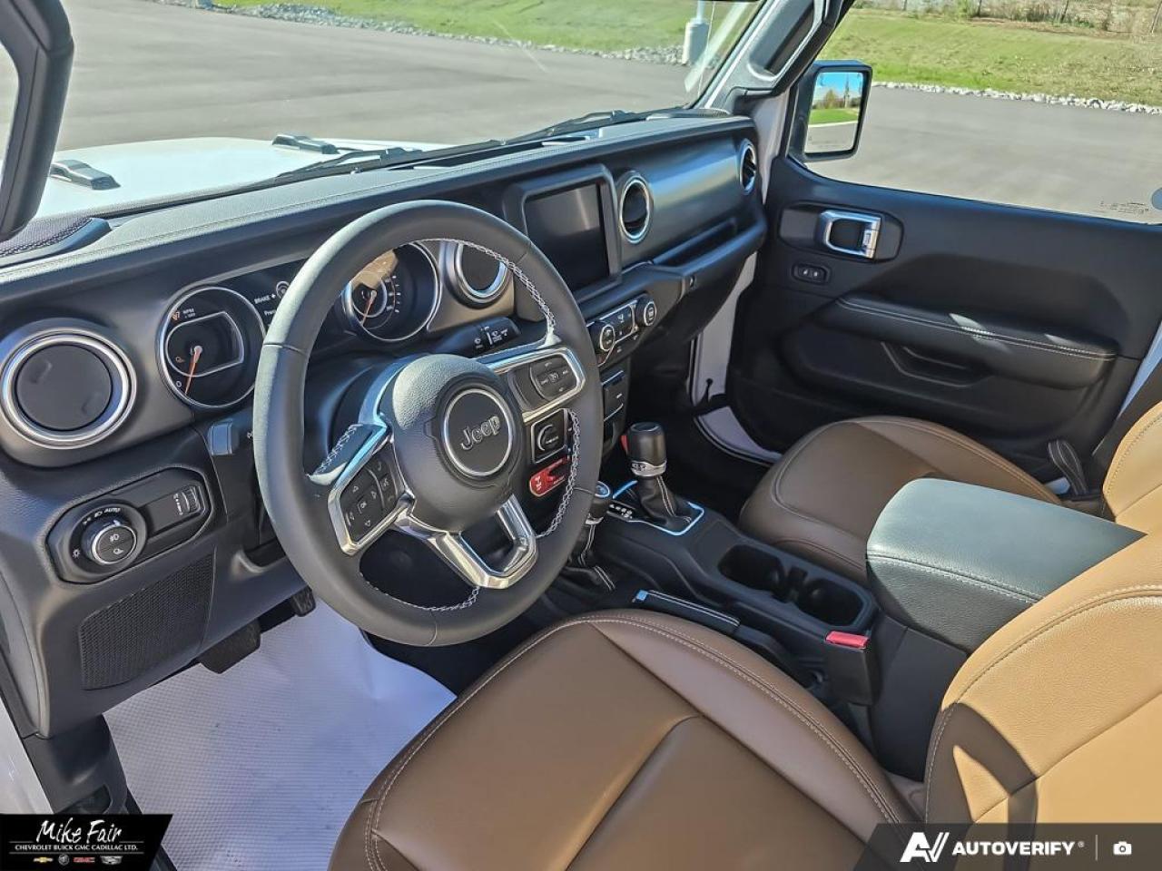 2023 Jeep Gladiator Rubicon Trac 4x4 System,Leather Seats,4 door crew cab, all terrain tires Photo