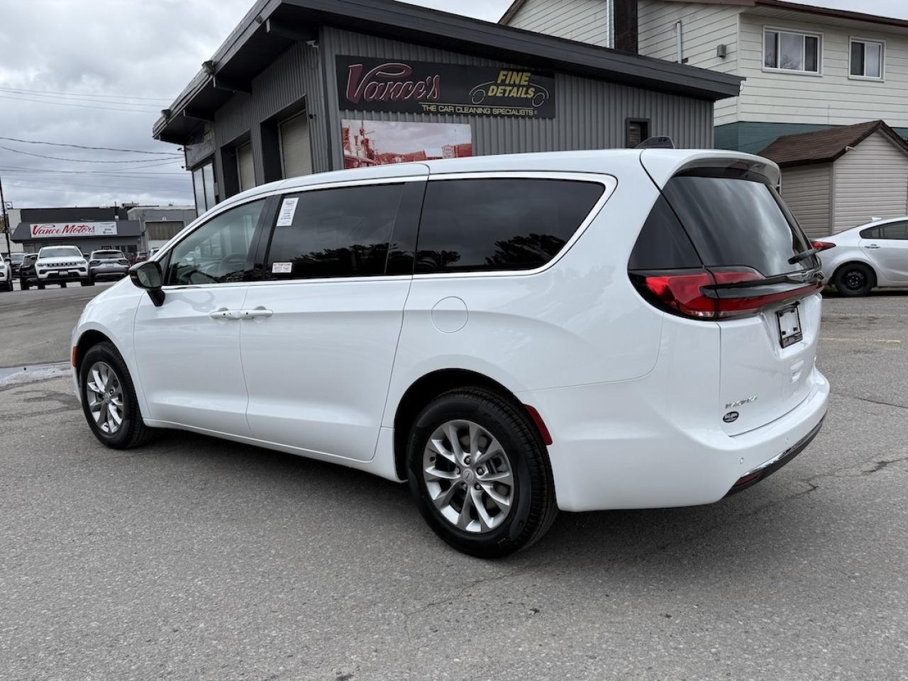 2026 Chrysler Pacifica Select AWD Photo4