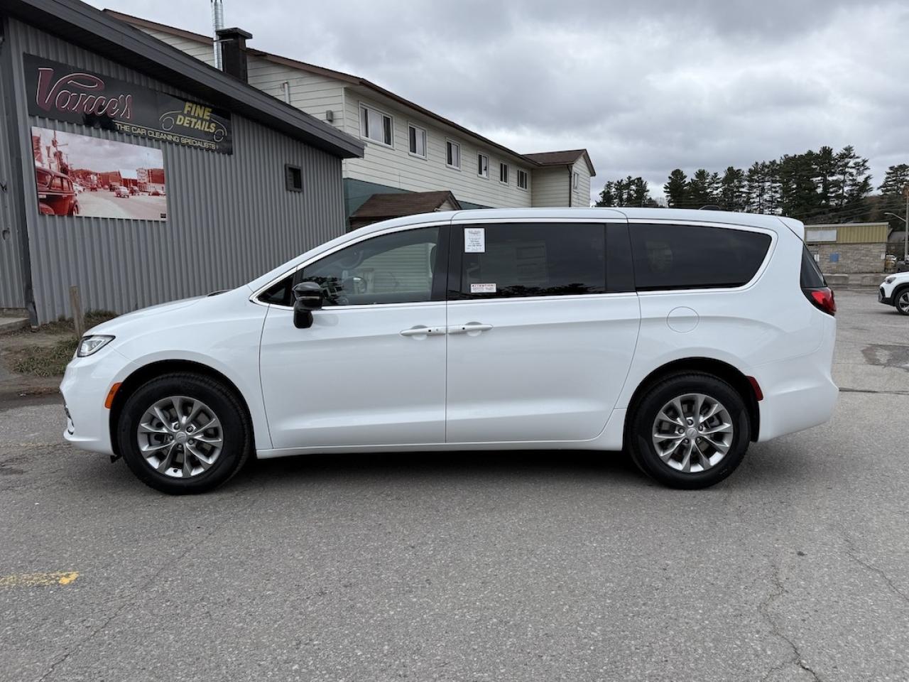 2026 Chrysler Pacifica Select AWD Photo