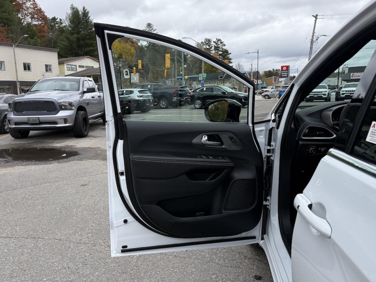 2026 Chrysler Pacifica Select AWD Photo