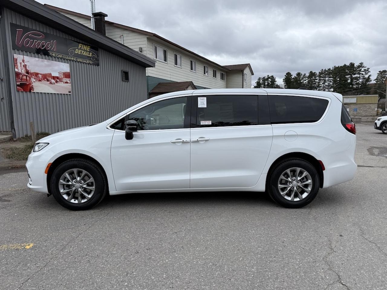 2026 Chrysler Pacifica Select AWD Photo3