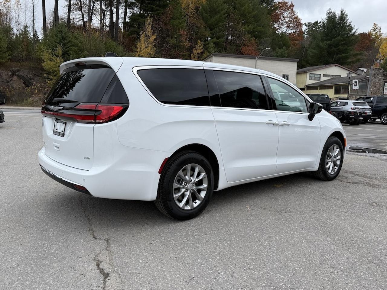 2026 Chrysler Pacifica Select AWD Photo
