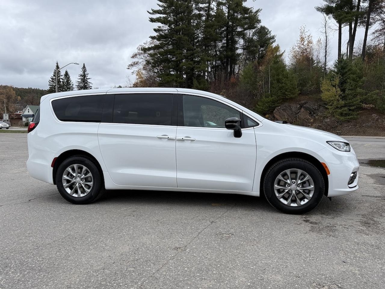 2026 Chrysler Pacifica Select AWD Photo
