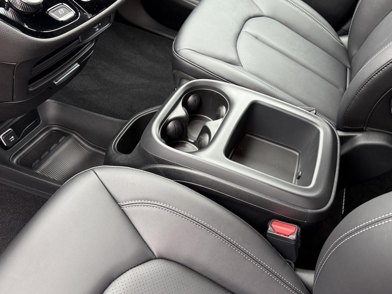 2026 Chrysler Pacifica Select AWD Photo