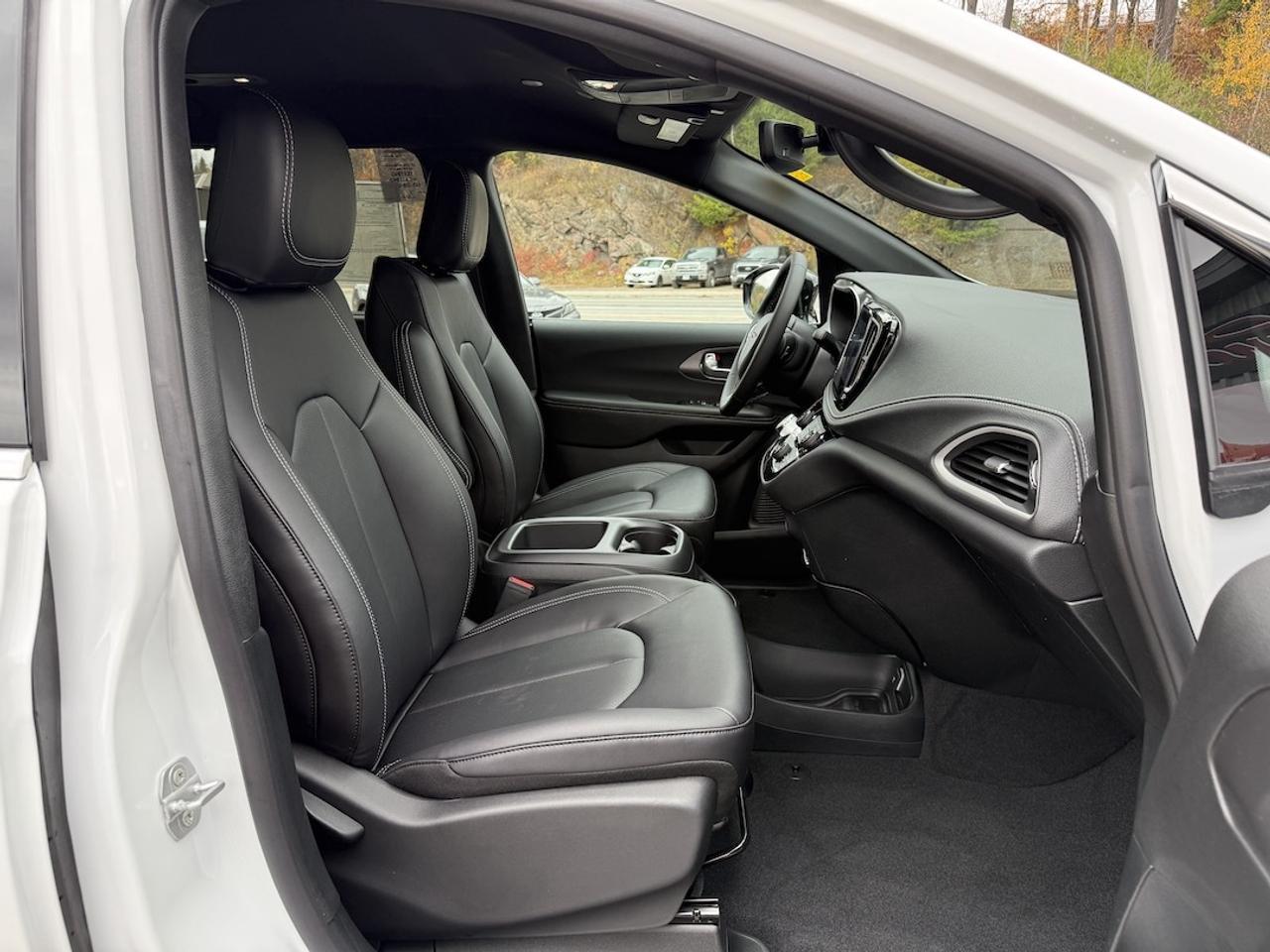 2026 Chrysler Pacifica Select AWD Photo