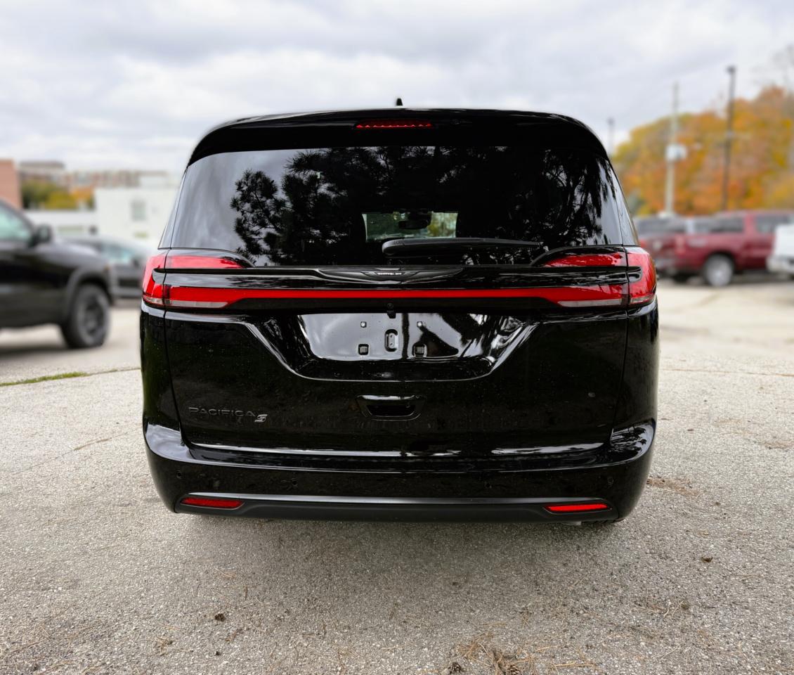 2026 Chrysler Pacifica Select FWD Photo4