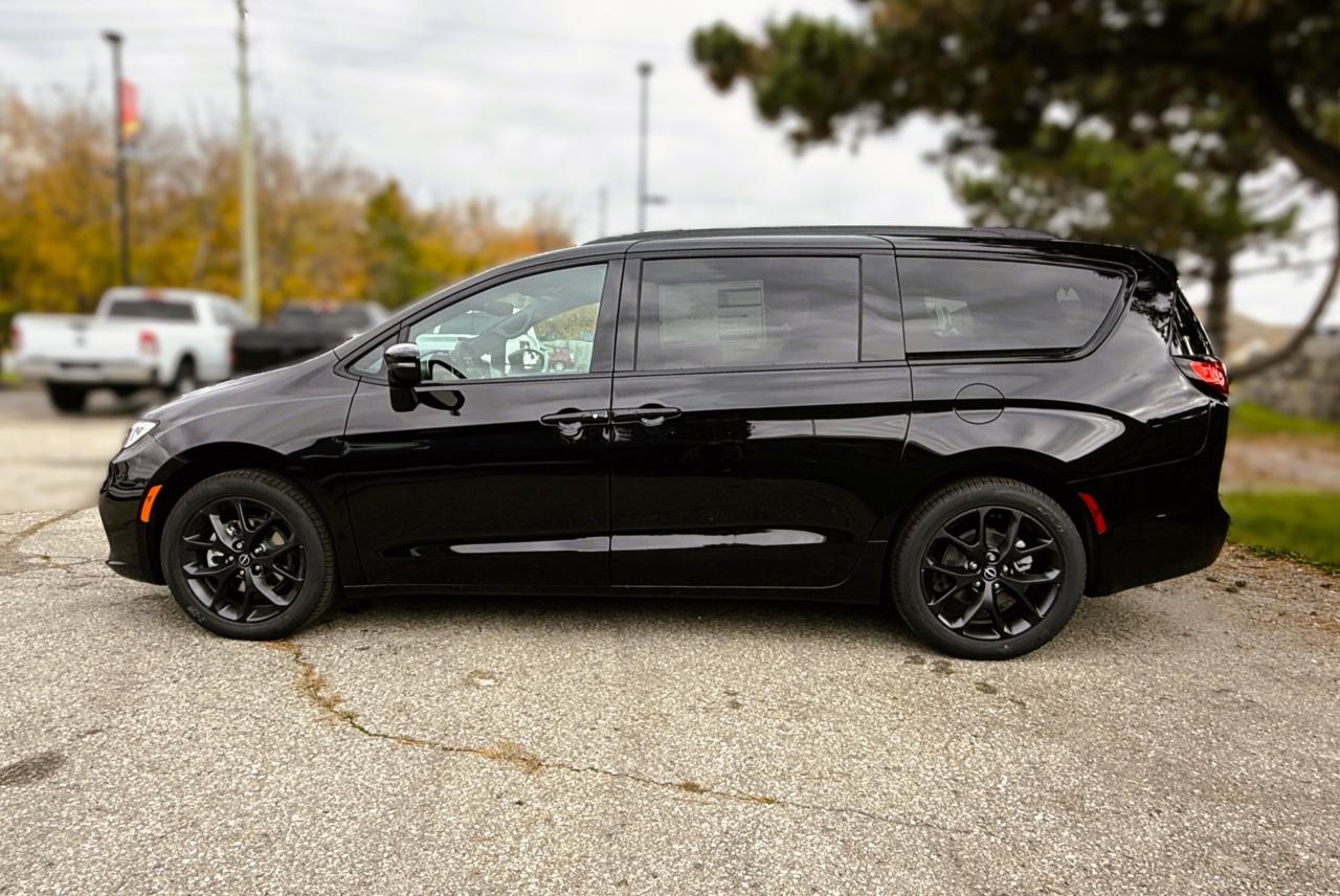 2026 Chrysler Pacifica Select FWD Photo