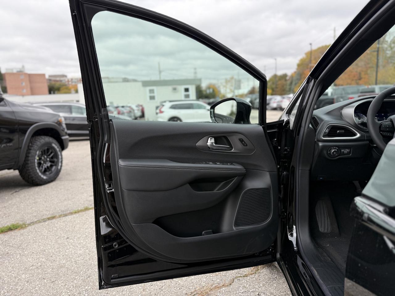 2026 Chrysler Pacifica Select FWD Photo