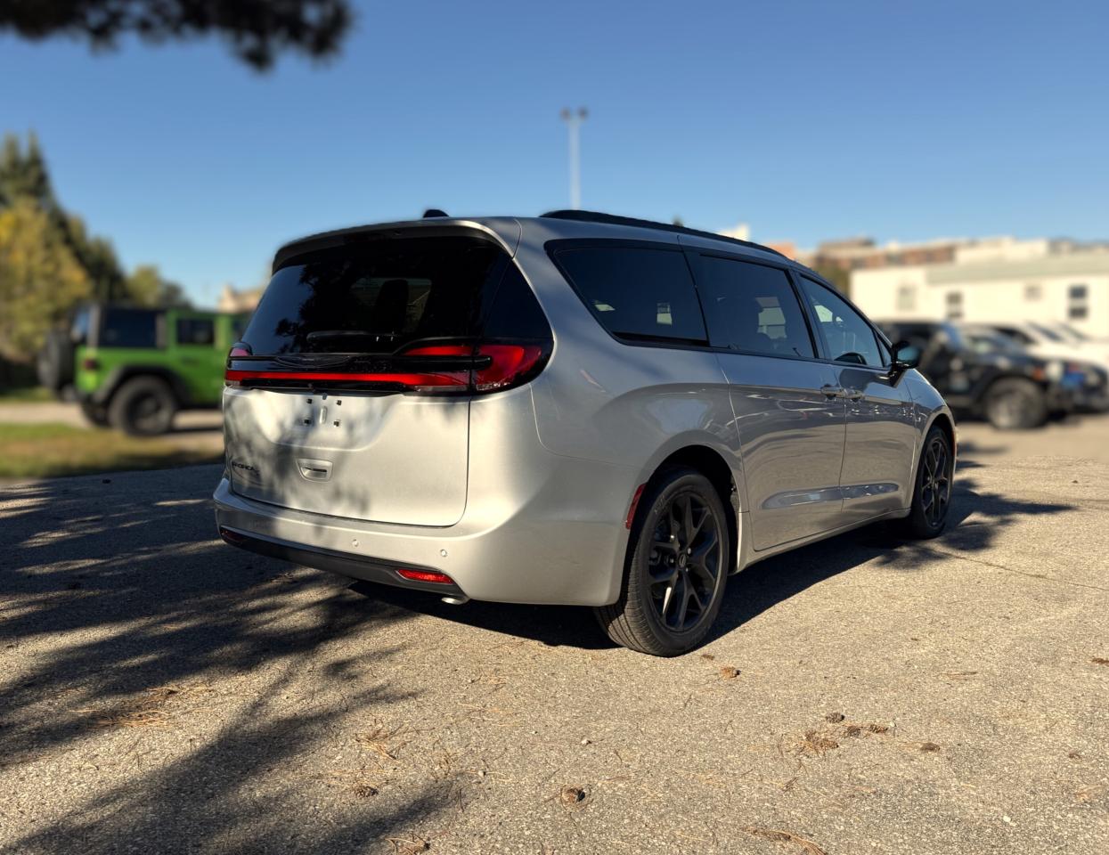 2026 Chrysler Pacifica Select FWD Photo4