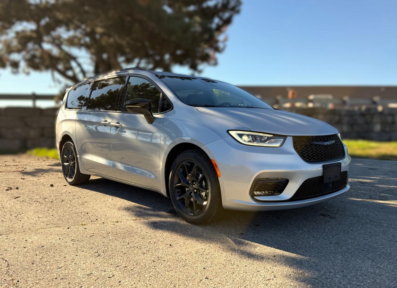 2026 Chrysler Pacifica Select FWD Photo2