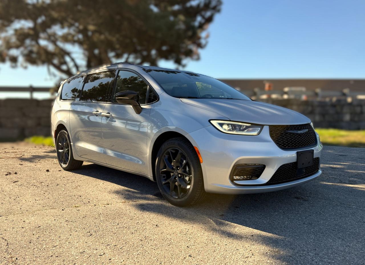 2026 Chrysler Pacifica Select FWD Photo2