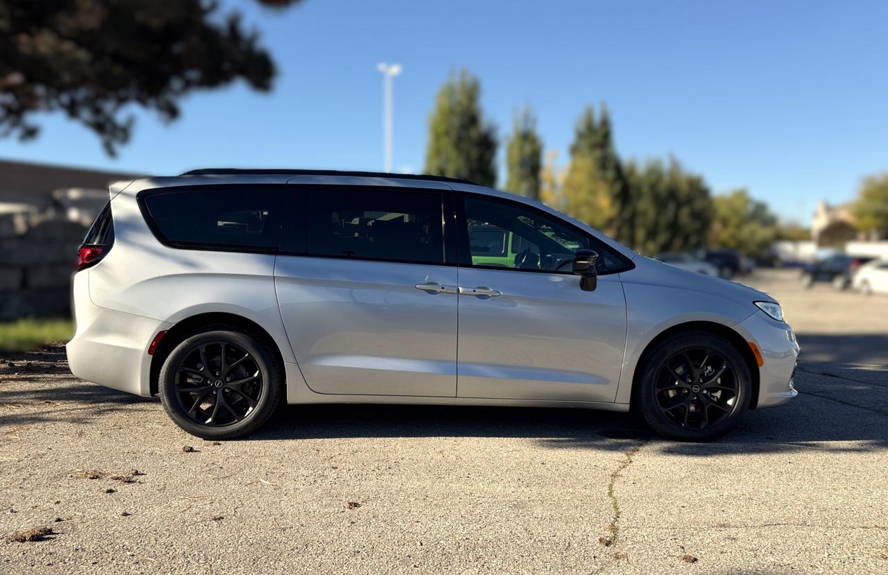 2026 Chrysler Pacifica Select FWD Photo3