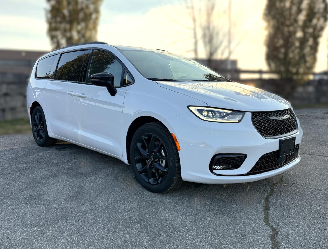 2026 Chrysler Pacifica Select FWD Photo2