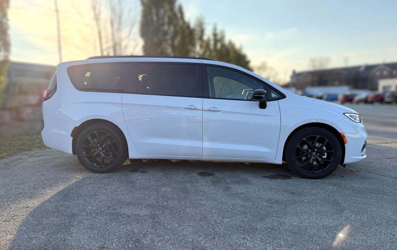 2026 Chrysler Pacifica Select FWD Photo3