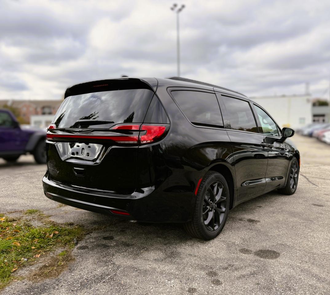 2026 Chrysler Pacifica Select FWD Photo4