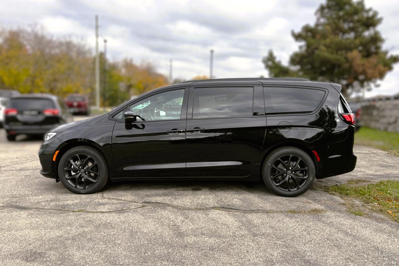 2026 Chrysler Pacifica Select FWD Photo