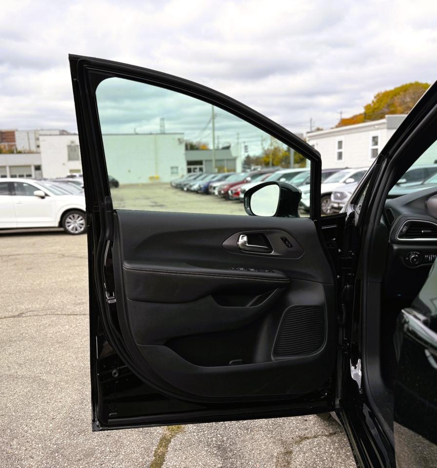 2026 Chrysler Pacifica Select FWD Photo