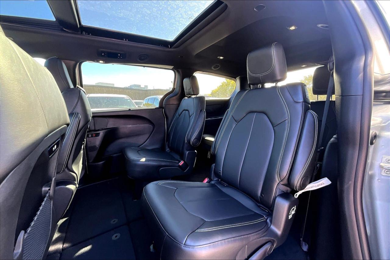 2026 Chrysler Pacifica SELECT AWD | Leather | Sunroof | S APP PKG Photo