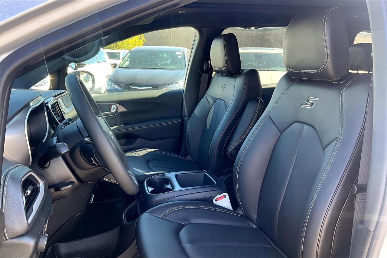 2026 Chrysler Pacifica SELECT AWD | Leather | Sunroof | S APP PKG Photo