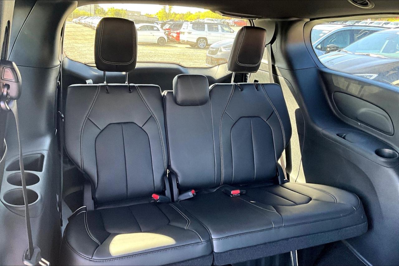 2026 Chrysler Pacifica SELECT AWD | Leather | Sunroof | S APP PKG Photo