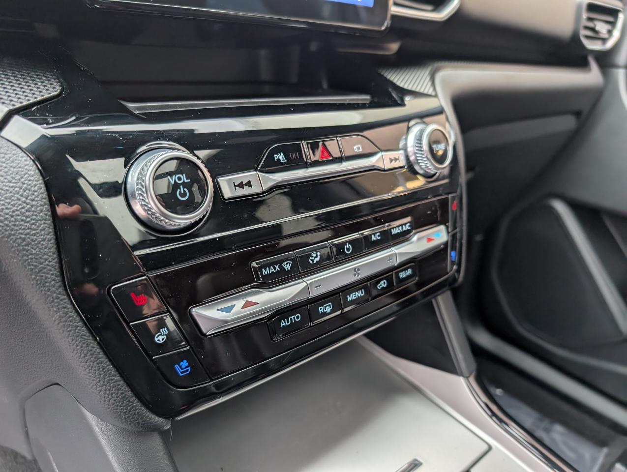 2022 Ford Explorer ST Photo