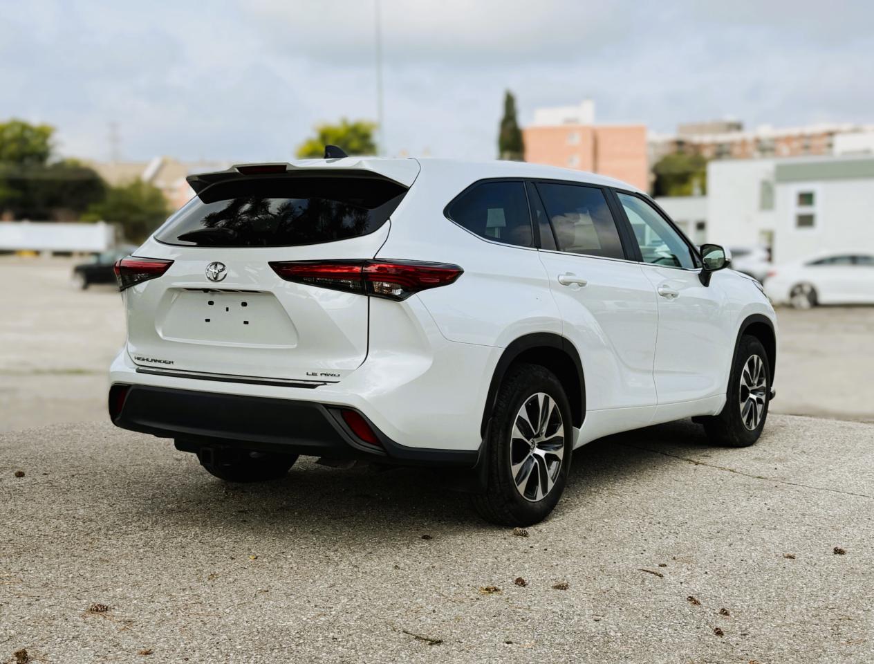 2023 Toyota Highlander LE AWD | BLIND SPOT | HEATED SEATS | Photo4