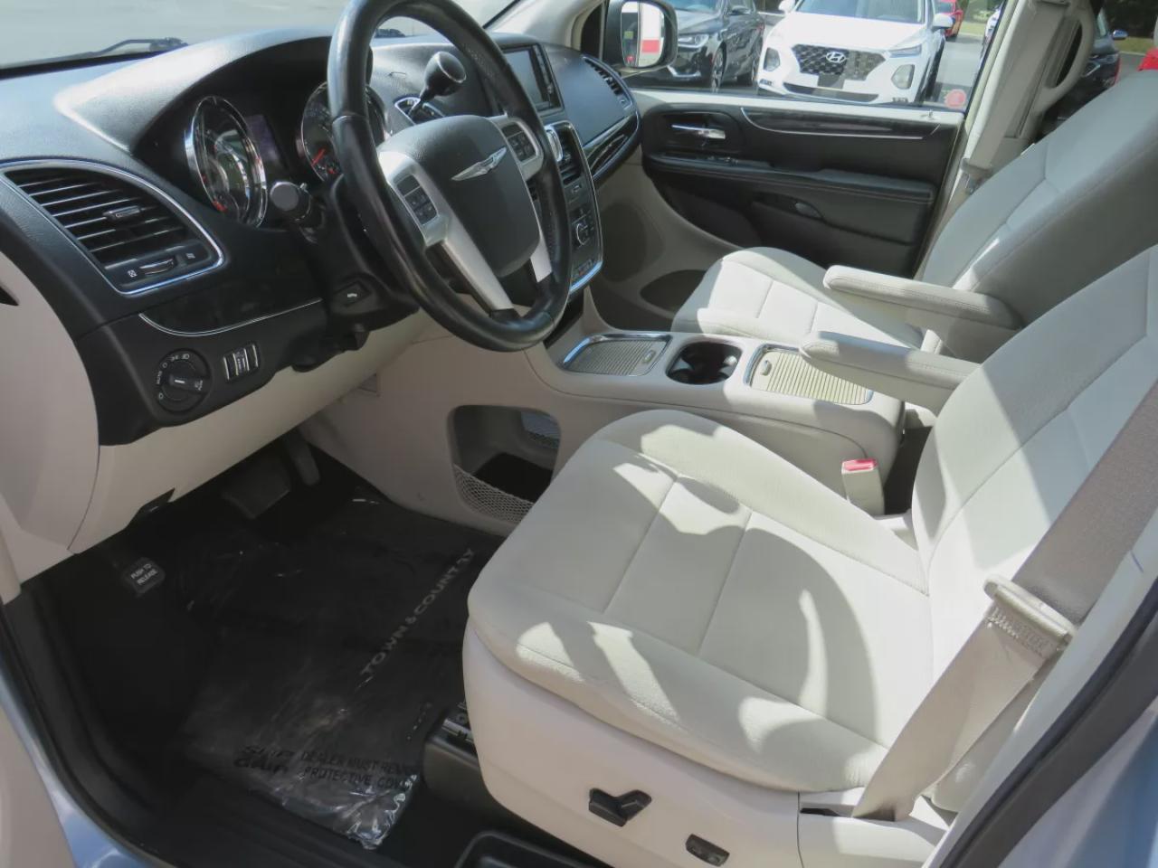 2013 Chrysler Town & Country Touring (**CLEAN TITLE/NO ACCIDENTS!!**SAFETY/CERTIFIED!!**7 PASSENGER**STOW AND GO SEATING**ALLOY RIMS**POWER SLIDING DOORS**POWER SEATS**DVD ENTERTAINMENT SYSTEM**DIGITAL TOUCH SCREEN**CRUISE CONTROL**BLUETOOTH**) Photo3