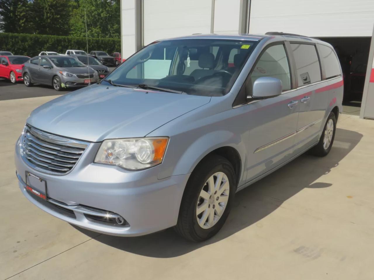 2013 Chrysler Town & Country Touring (**CLEAN TITLE/NO ACCIDENTS!!**SAFETY/CERTIFIED!!**7 PASSENGER**STOW AND GO SEATING**ALLOY RIMS**POWER SLIDING DOORS**POWER SEATS**DVD ENTERTAINMENT SYSTEM**DIGITAL TOUCH SCREEN**CRUISE CONTROL**BLUETOOTH**) Photo2