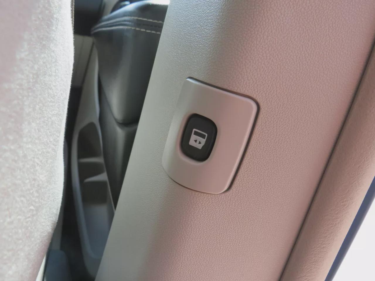 2013 Chrysler Town & Country Touring (**CLEAN TITLE/NO ACCIDENTS!!**SAFETY/CERTIFIED!!**7 PASSENGER**STOW AND GO SEATING**ALLOY RIMS**POWER SLIDING DOORS**POWER SEATS**DIGITAL TOUCH SCREEN**CRUISE CONTROL**BLUETOOTH**) Photo