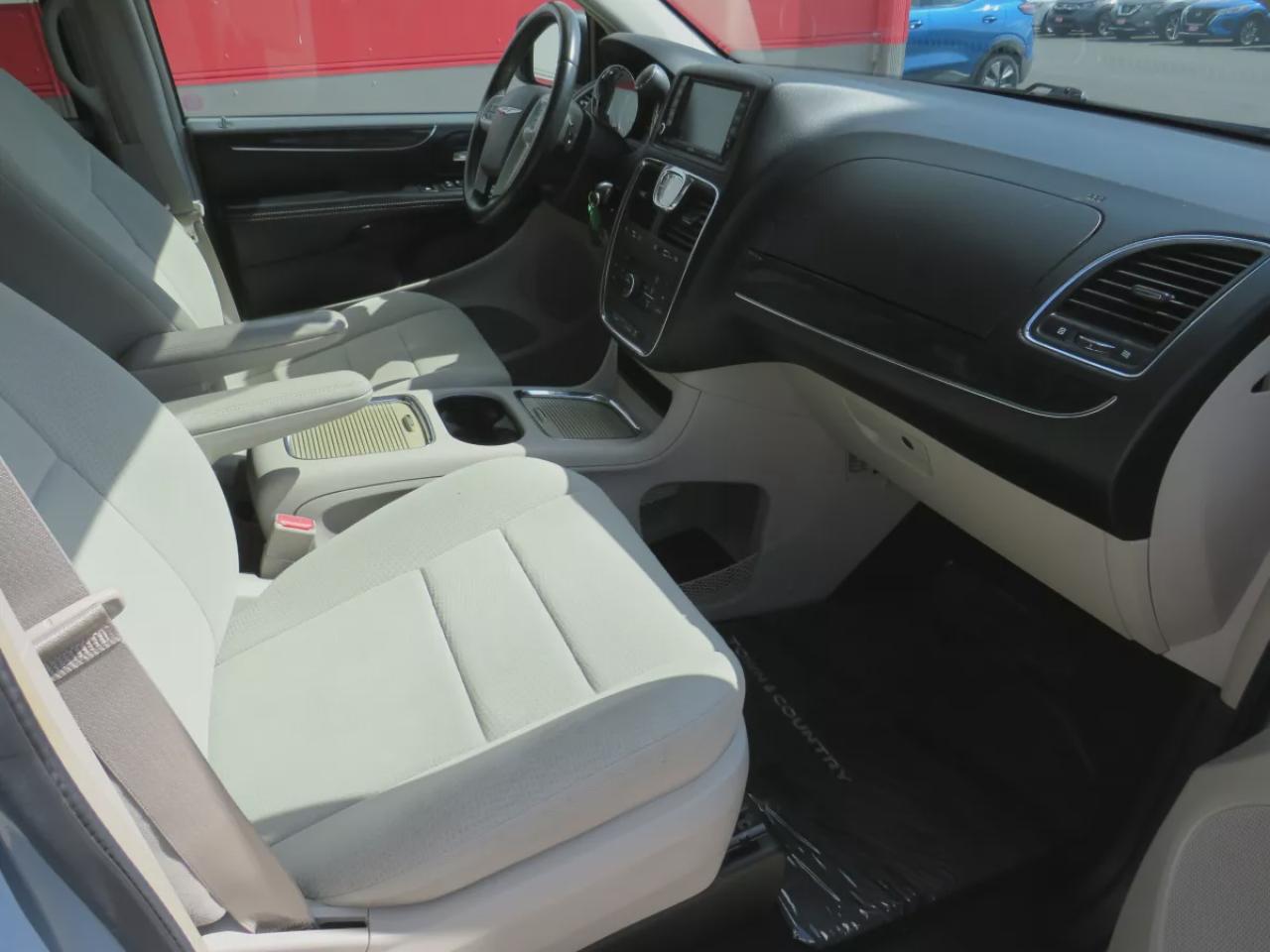 2013 Chrysler Town & Country Touring (**CLEAN TITLE/NO ACCIDENTS!!**SAFETY/CERTIFIED!!**7 PASSENGER**STOW AND GO SEATING**ALLOY RIMS**POWER SLIDING DOORS**POWER SEATS**DVD ENTERTAINMENT SYSTEM**DIGITAL TOUCH SCREEN**CRUISE CONTROL**BLUETOOTH**) Photo