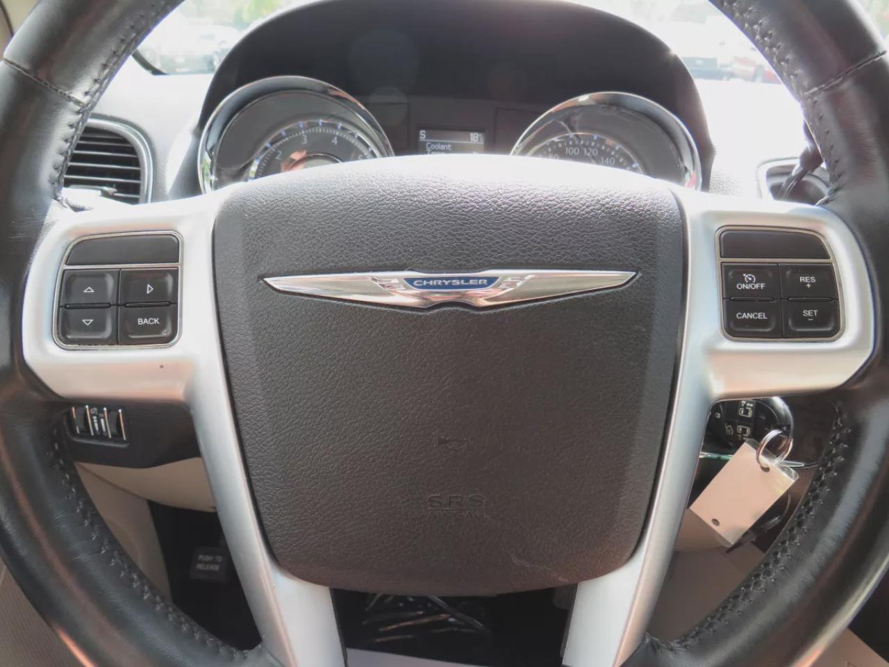 2013 Chrysler Town & Country Touring (**CLEAN TITLE/NO ACCIDENTS!!**SAFETY/CERTIFIED!!**7 PASSENGER**STOW AND GO SEATING**ALLOY RIMS**POWER SLIDING DOORS**POWER SEATS**DIGITAL TOUCH SCREEN**CRUISE CONTROL**BLUETOOTH**) Photo