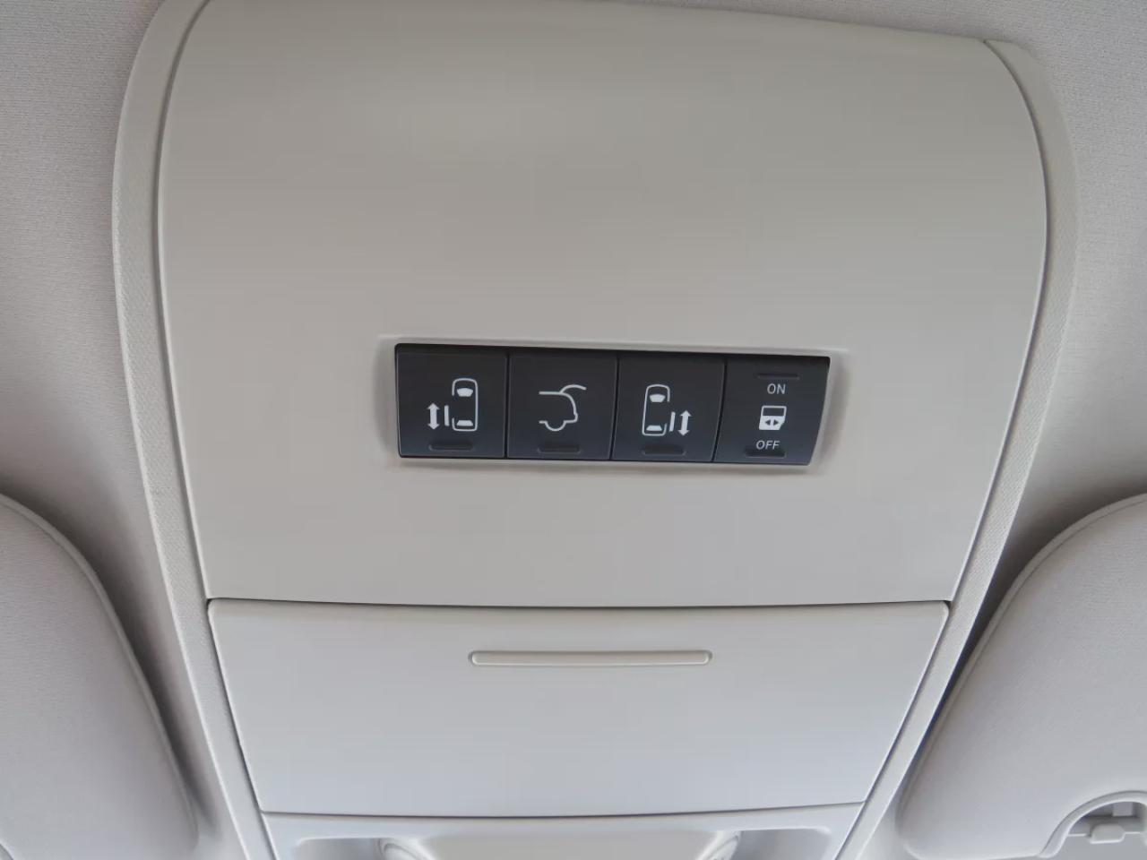 2013 Chrysler Town & Country Touring (**CLEAN TITLE/NO ACCIDENTS!!**SAFETY/CERTIFIED!!**7 PASSENGER**STOW AND GO SEATING**ALLOY RIMS**POWER SLIDING DOORS**POWER SEATS**DVD ENTERTAINMENT SYSTEM**DIGITAL TOUCH SCREEN**CRUISE CONTROL**BLUETOOTH**) Photo