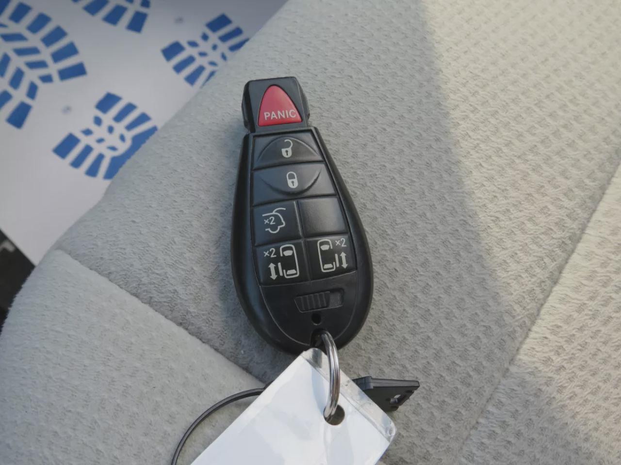 2013 Chrysler Town & Country Touring (**CLEAN TITLE/NO ACCIDENTS!!**SAFETY/CERTIFIED!!**7 PASSENGER**STOW AND GO SEATING**ALLOY RIMS**POWER SLIDING DOORS**POWER SEATS**DIGITAL TOUCH SCREEN**CRUISE CONTROL**BLUETOOTH**) Photo