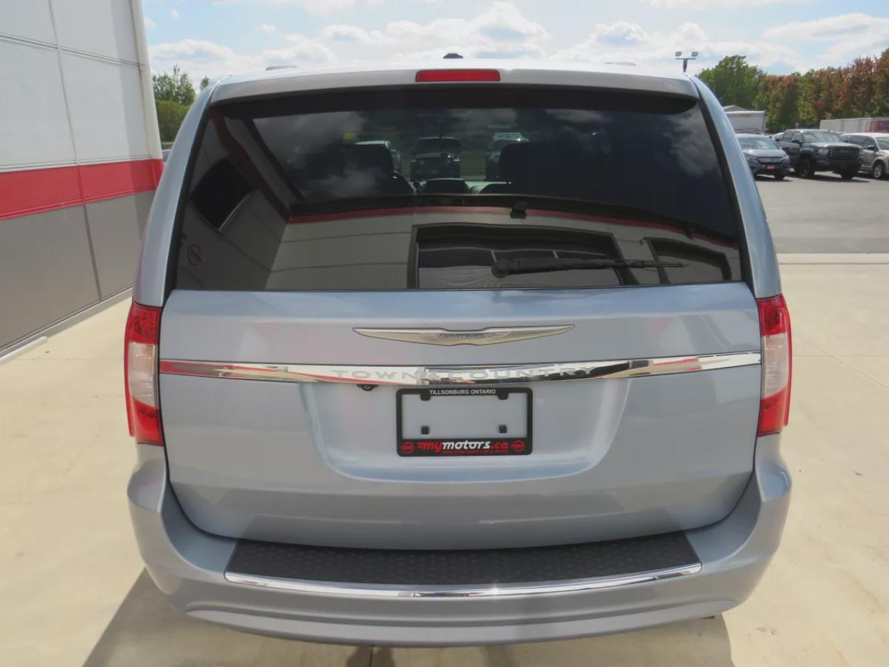 2013 Chrysler Town & Country Touring (**CLEAN TITLE/NO ACCIDENTS!!**SAFETY/CERTIFIED!!**7 PASSENGER**STOW AND GO SEATING**ALLOY RIMS**POWER SLIDING DOORS**POWER SEATS**DIGITAL TOUCH SCREEN**CRUISE CONTROL**BLUETOOTH**) Photo