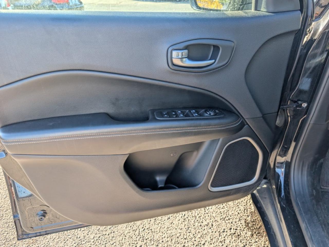 2018 Jeep Compass North  **VERY LOW KMS - COLD WEATH. PKG** Photo