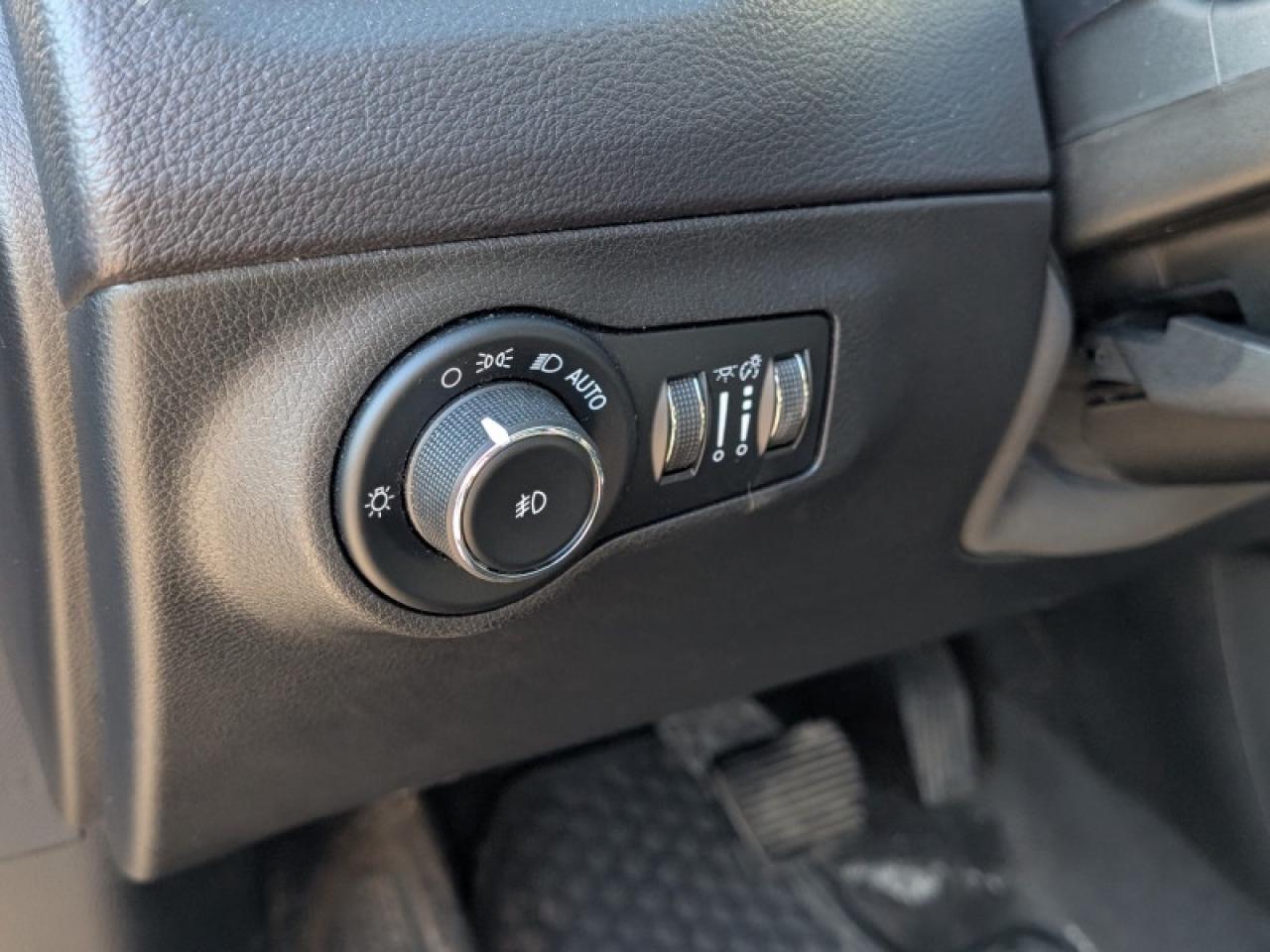 2018 Jeep Compass North  **VERY LOW KMS - COLD WEATH. PKG** Photo