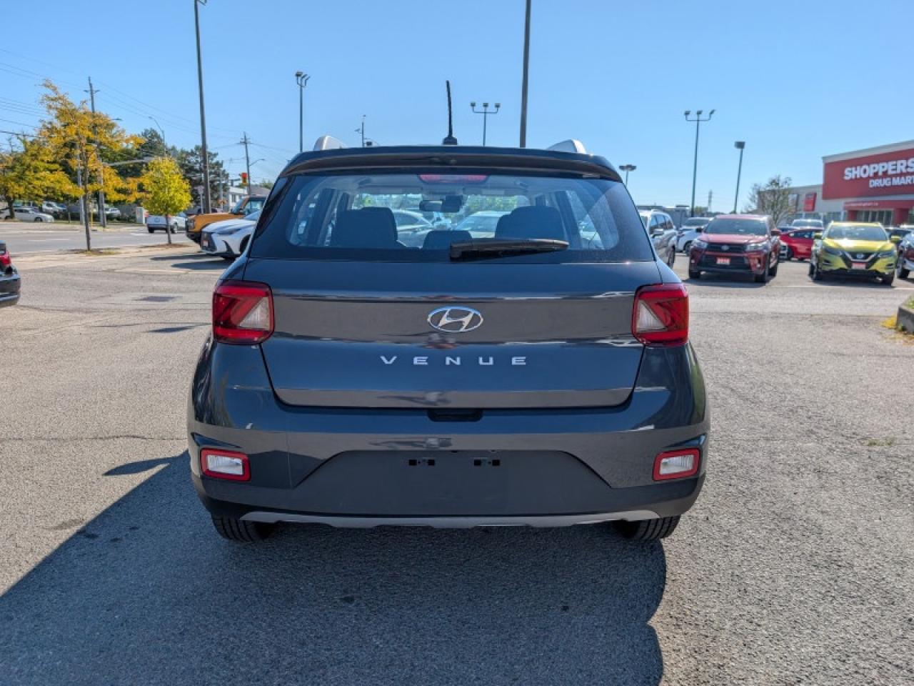 2023 Hyundai Venue Preferred w/Two-Tone  **APPLE-CP - REM START** Photo3