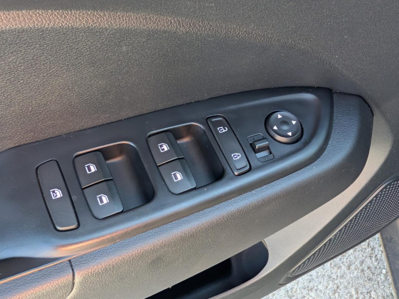 2023 Hyundai Venue Preferred w/Two-Tone  **APPLE-CP - REM START** Photo