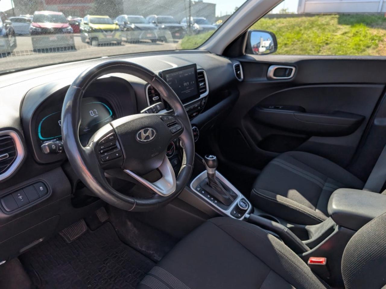 2023 Hyundai Venue Preferred w/Two-Tone  **APPLE-CP - REM START** Photo