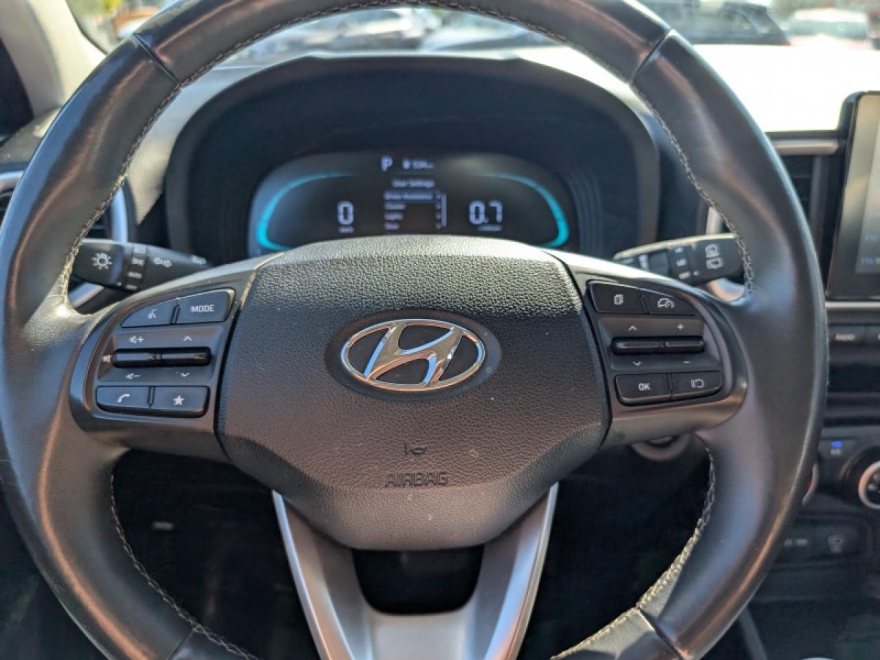 2023 Hyundai Venue Preferred w/Two-Tone  **APPLE-CP - REM START** Photo