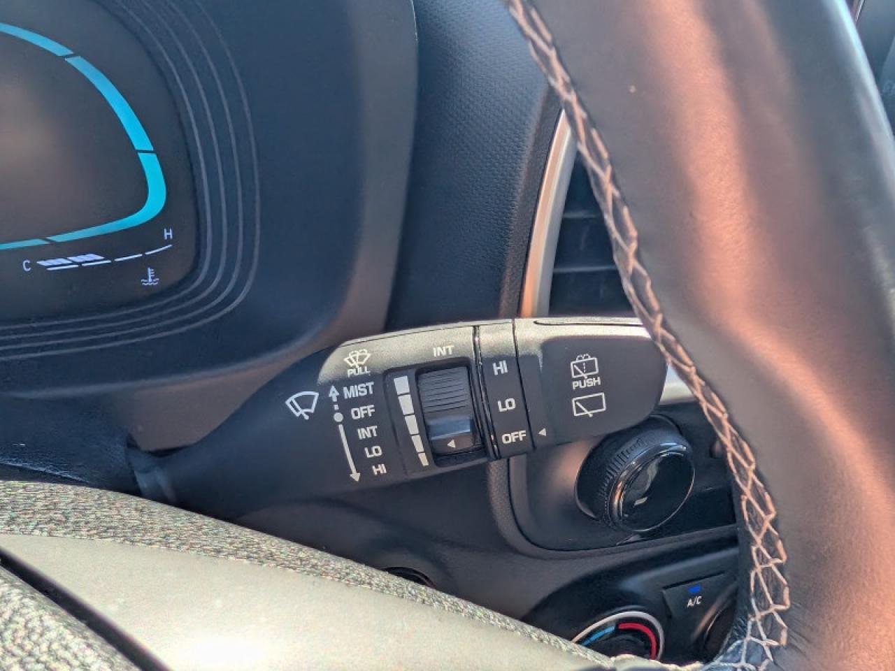 2023 Hyundai Venue Preferred w/Two-Tone  **APPLE-CP - REM START** Photo