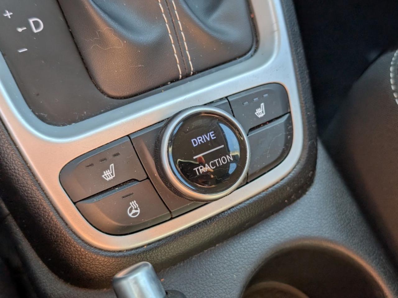 2023 Hyundai Venue Preferred w/Two-Tone  **APPLE-CP - REM START** Photo