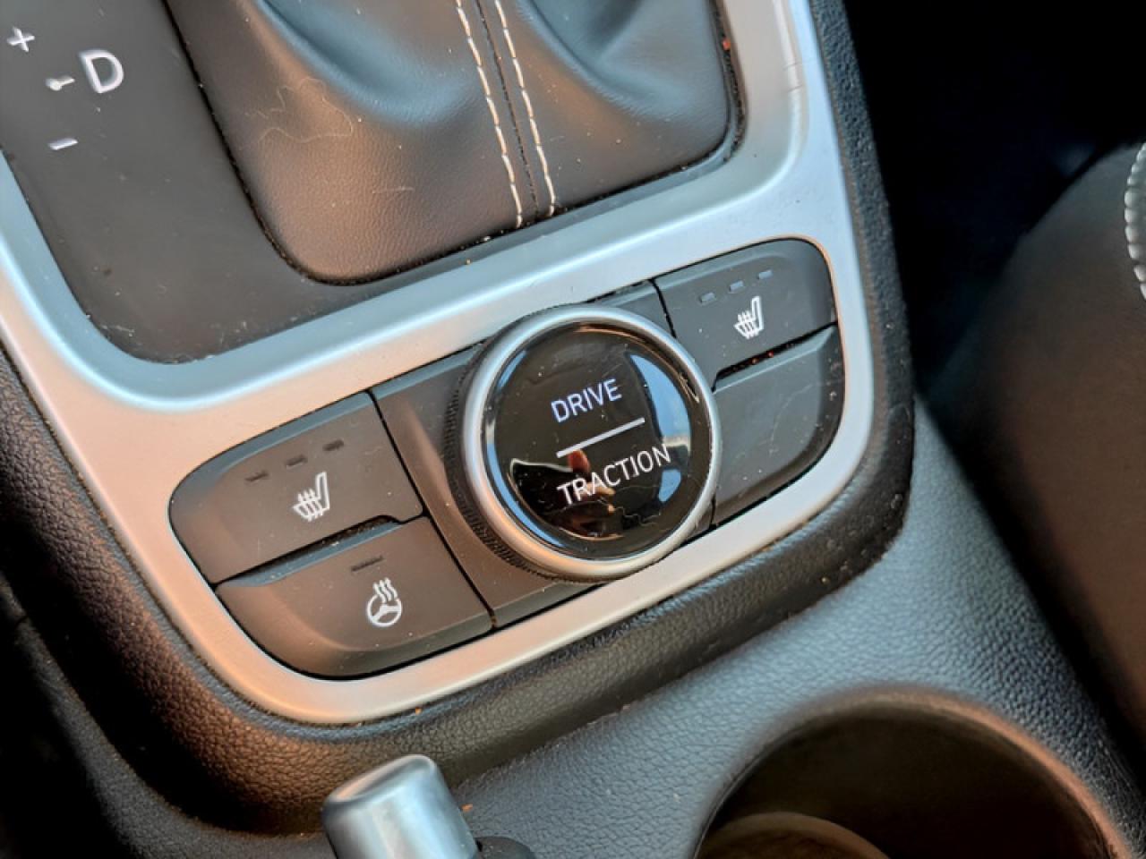 2023 Hyundai Venue Preferred w/Two-Tone  **APPLE-CP - REM START** Photo