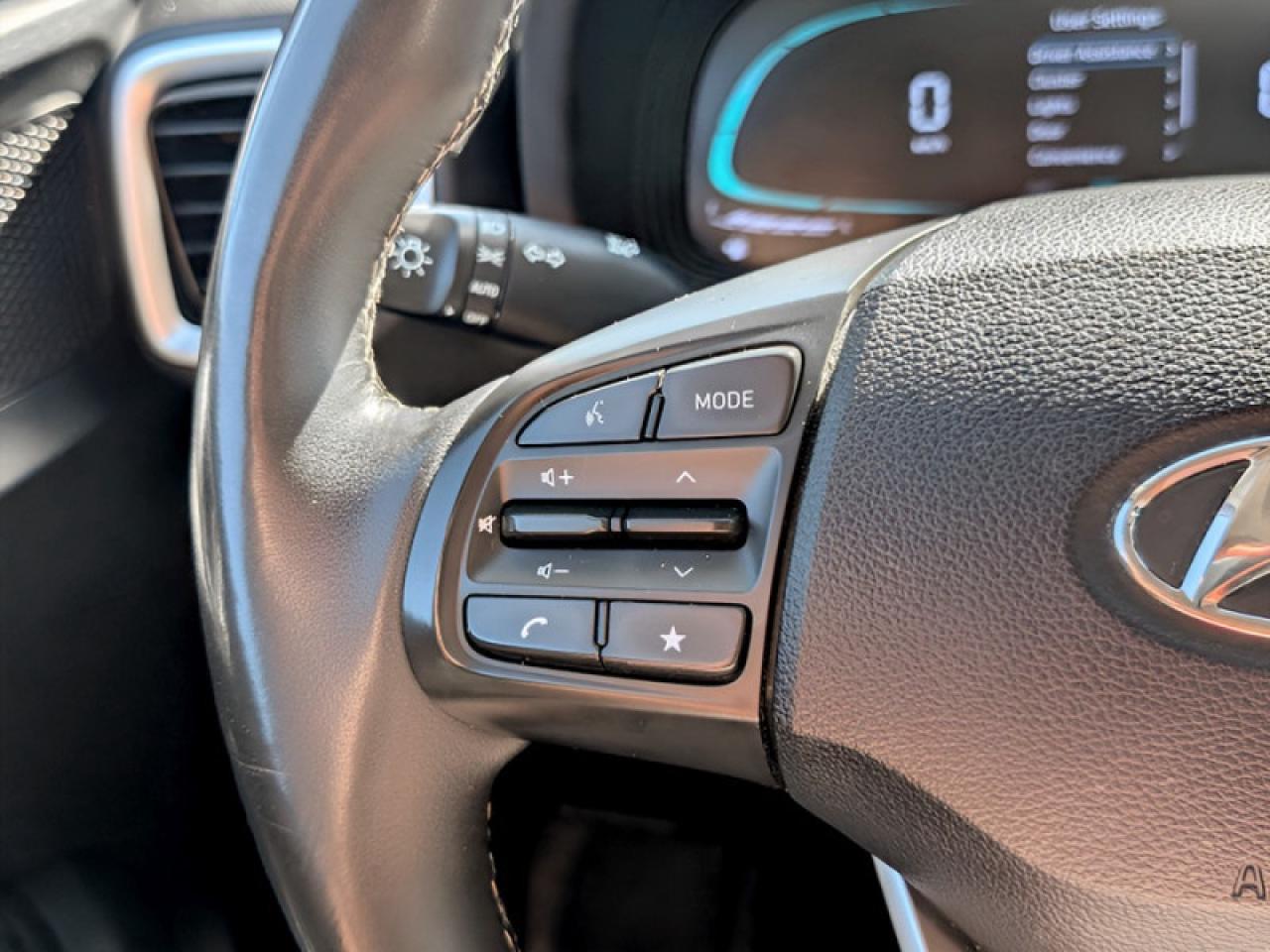 2023 Hyundai Venue Preferred w/Two-Tone  **APPLE-CP - REM START** Photo