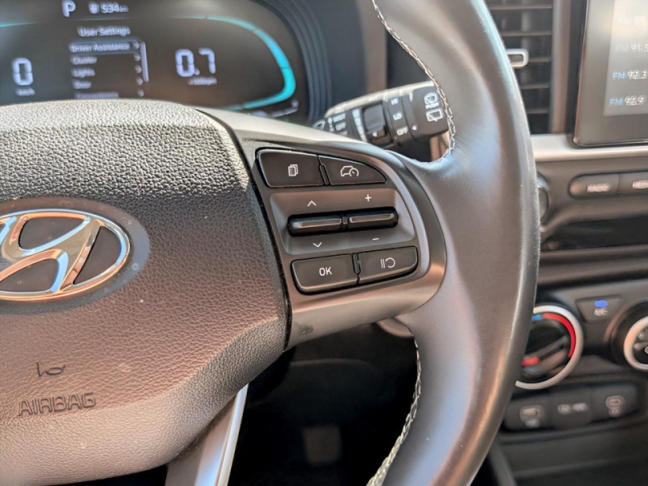 2023 Hyundai Venue Preferred w/Two-Tone  **APPLE-CP - REM START** Photo