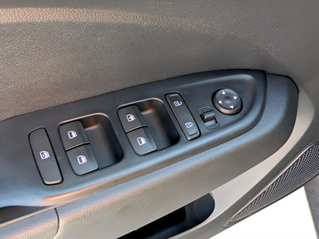 2023 Hyundai Venue Preferred w/Two-Tone  **APPLE-CP - REM START** Photo