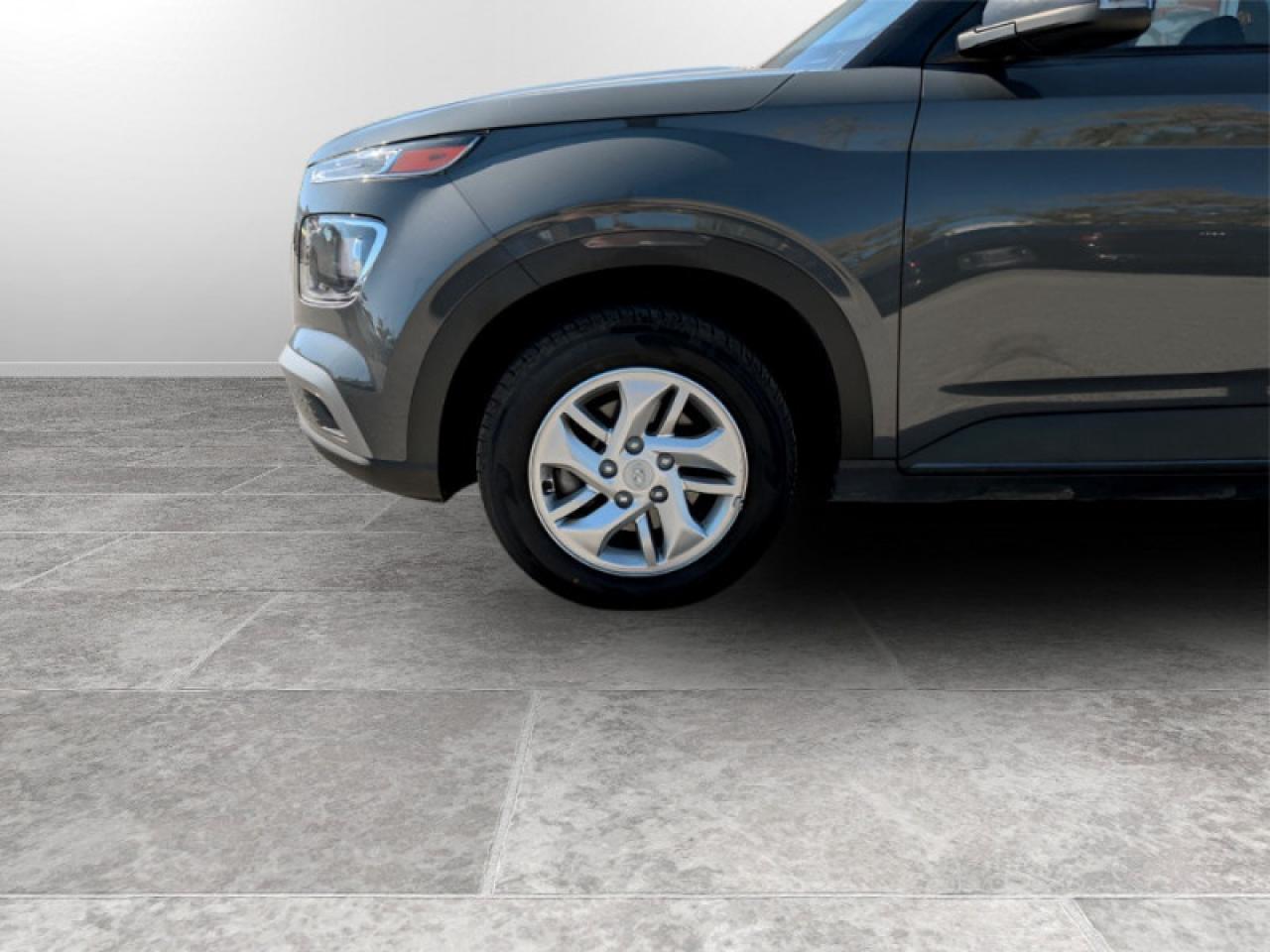 2023 Hyundai Venue Preferred w/Two-Tone  **APPLE-CP - REM START** Photo