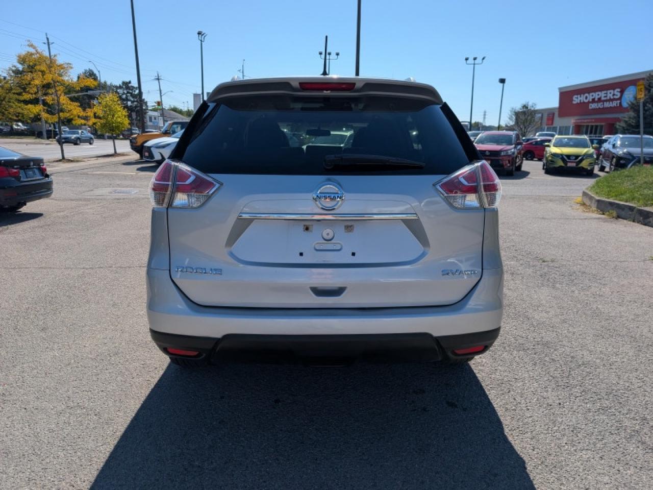 2016 Nissan Rogue SV w/Tech Pkg  **TECH + MOONROOF PKG** Photo