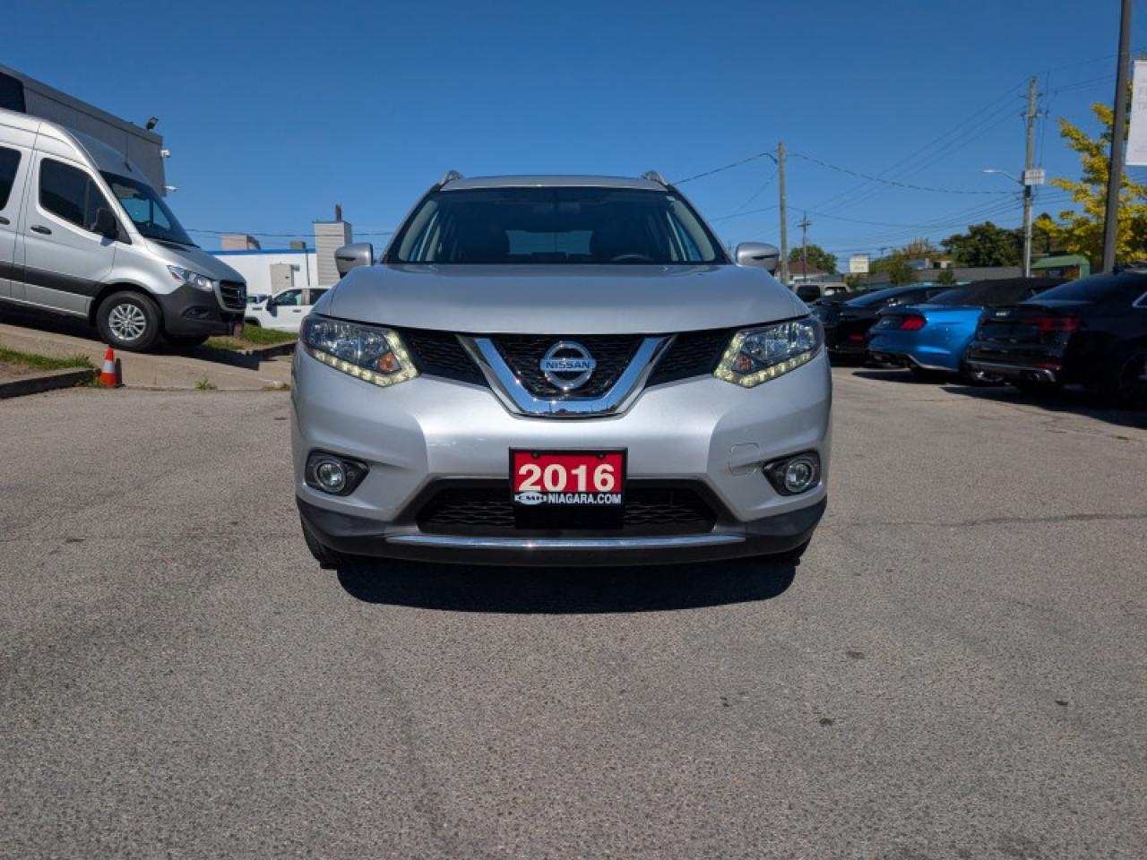 2016 Nissan Rogue SV w/Tech Pkg  **TECH + MOONROOF PKG** Photo